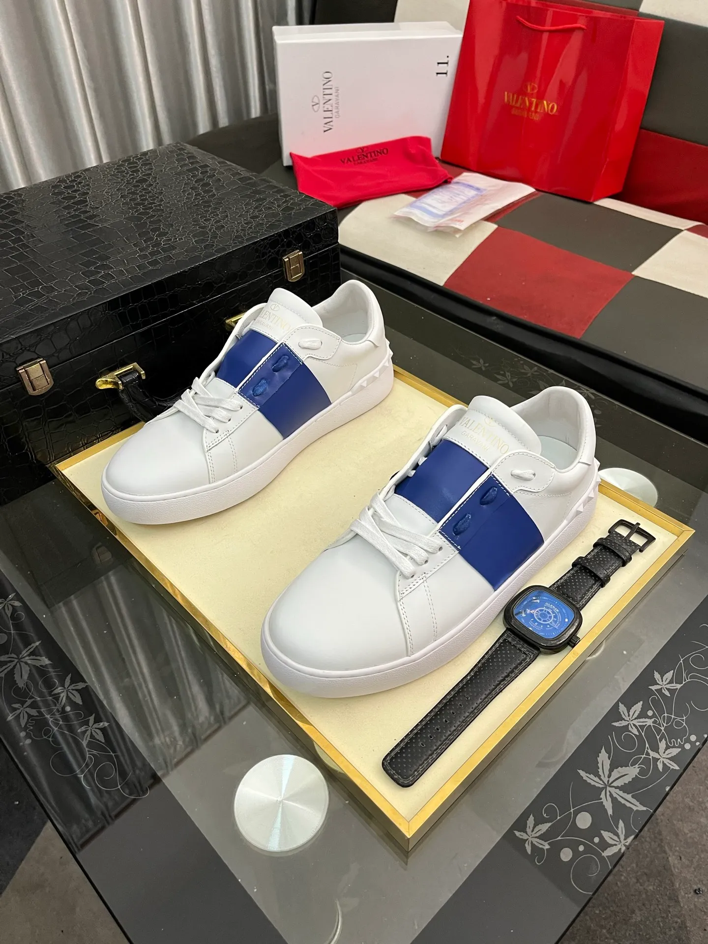 Men's shoes💰420⌚️⌚️Valentino white shoes⚡️Original replicas are coming👉Many pictures of the feet of Internet celebrities🔥Authentic Hong Kong purchased for HKD 5,500⚠️All parts are genuine molds, refuse to look at pictures to make goods👊The upper is made of top-grained cowhide➕3D printed. Water-dyed cow lining inside + cowhide feet, code number: 38-44